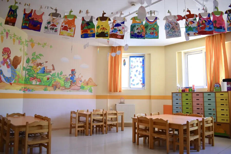 Αίθουσα δημιουργίας με ζωγραφιές των παιδιών